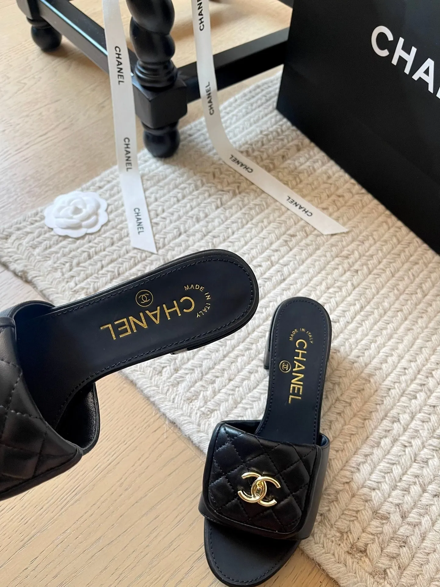 👟👟Ex-factory price 420👟👟 Chanel new early spring schoolbag buckle flat bottom/thick heel slippers series!  Classic rhombus pattern that you never get tired of😌 Upper: Sheepskin lining Outsole: Genuine leather outsole Heel height: 5cm Size: 35-39 40 41 42 Customized, non-refundable and non-exchangeable